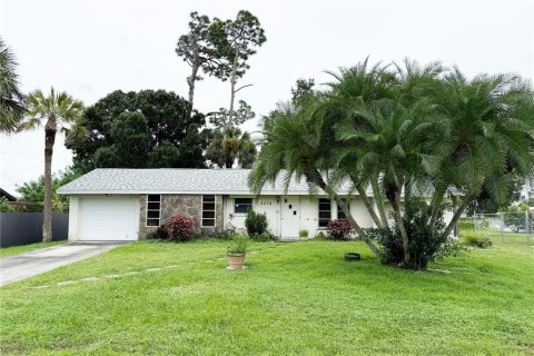 House in Port Charlotte, Florida 2 bedrooms, 111.48 sq.m. № 2403415 - photo 2
