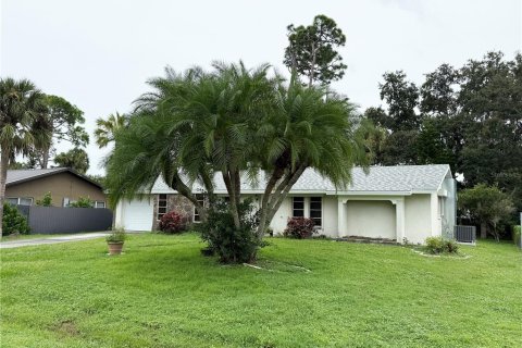 House in Port Charlotte, Florida 2 bedrooms, 111.48 sq.m. № 2403415