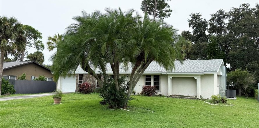 House in Port Charlotte, Florida 2 bedrooms, 111.48 sq.m. № 2403415