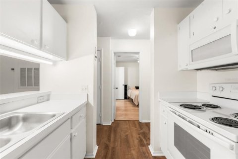 Condo in Gainesville, Florida, 4 bedrooms № 2103168 - photo 10