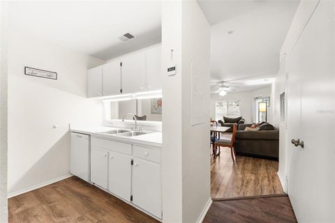 Condo in Gainesville, Florida, 4 bedrooms № 2103168 - photo 9