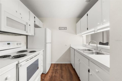 Condo in Gainesville, Florida, 4 bedrooms № 2103168 - photo 11