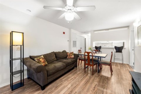 Condo in Gainesville, Florida, 4 bedrooms № 2103168 - photo 4