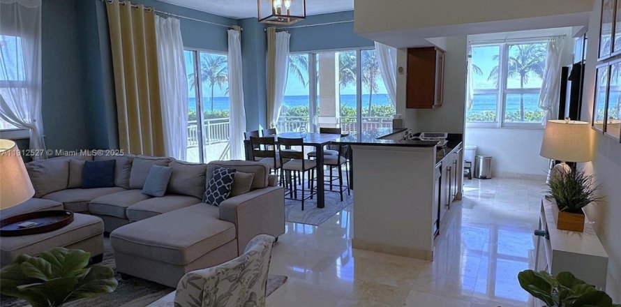 Condominio en Hallandale Beach, Florida, 3 dormitorios  № 2054916
