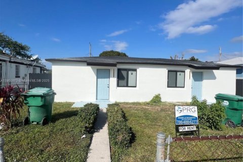 Снять в аренду виллу или дом в Майами, Флорида 2 спальни, 111.85м2, № 1963603 - фото 1