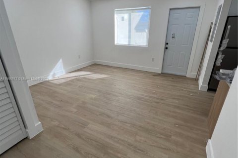 Снять в аренду виллу или дом в Майами, Флорида 2 спальни, 111.85м2, № 1963603 - фото 9