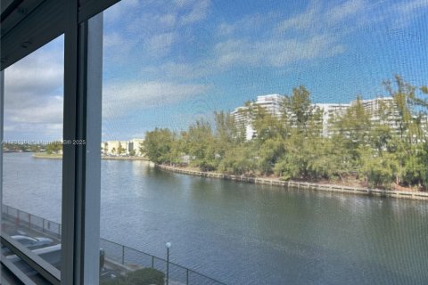 Купить кондоминиум в Халландейл-Бич, Флорида 2 спальни, 106.84м2, № 1859989 - фото 4