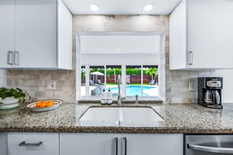 Casa en venta en Hollywood, Florida, 3 dormitorios, 186.18 m2 № 1852431 - foto 10