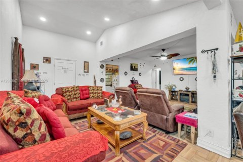 House in Miami, Florida 2 bedrooms, 102.56 sq.m. № 2290439 - photo 12