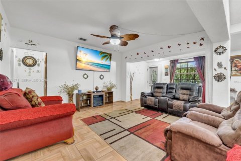 House in Miami, Florida 2 bedrooms, 102.56 sq.m. № 2290439 - photo 8