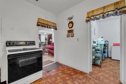 House in Miami, Florida 2 bedrooms, 102.56 sq.m. № 2290439 - photo 18