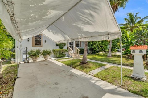 House in Miami, Florida 2 bedrooms, 102.56 sq.m. № 2290439 - photo 4
