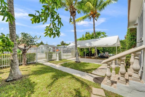 House in Miami, Florida 2 bedrooms, 102.56 sq.m. № 2290439 - photo 5
