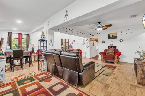 House in Miami, Florida 2 bedrooms, 102.56 sq.m. № 2290439 - photo 6