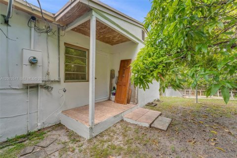 House in Miami, Florida 2 bedrooms, 102.56 sq.m. № 2290439 - photo 29