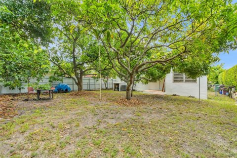 House in Miami, Florida 2 bedrooms, 102.56 sq.m. № 2290439 - photo 26