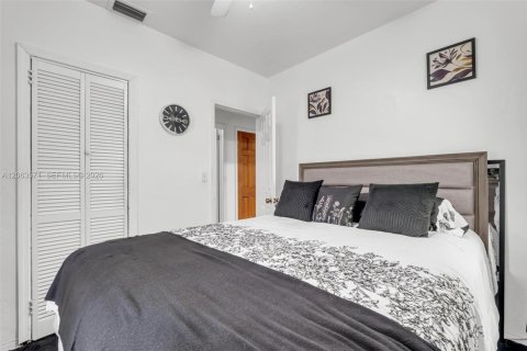 House in Miami, Florida 2 bedrooms, 102.56 sq.m. № 2290439 - photo 24