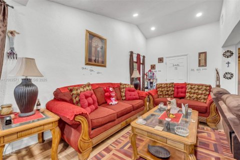 House in Miami, Florida 2 bedrooms, 102.56 sq.m. № 2290439 - photo 11
