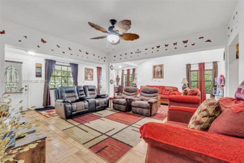 House in Miami, Florida 2 bedrooms, 102.56 sq.m. № 2290439 - photo 7