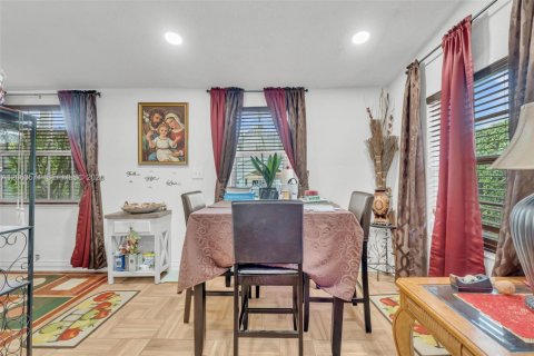 House in Miami, Florida 2 bedrooms, 102.56 sq.m. № 2290439 - photo 10