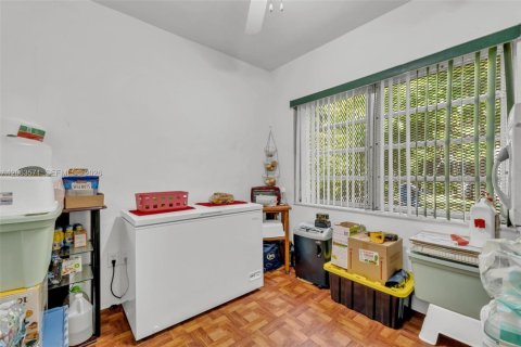 House in Miami, Florida 2 bedrooms, 102.56 sq.m. № 2290439 - photo 19