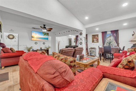 House in Miami, Florida 2 bedrooms, 102.56 sq.m. № 2290439 - photo 14