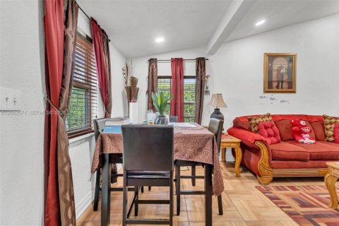 House in Miami, Florida 2 bedrooms, 102.56 sq.m. № 2290439 - photo 9