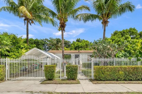 House in Miami, Florida 2 bedrooms, 102.56 sq.m. № 2290439