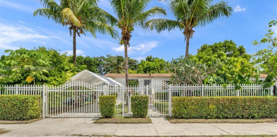 House in Miami, Florida 2 bedrooms, 102.56 sq.m. № 2290439