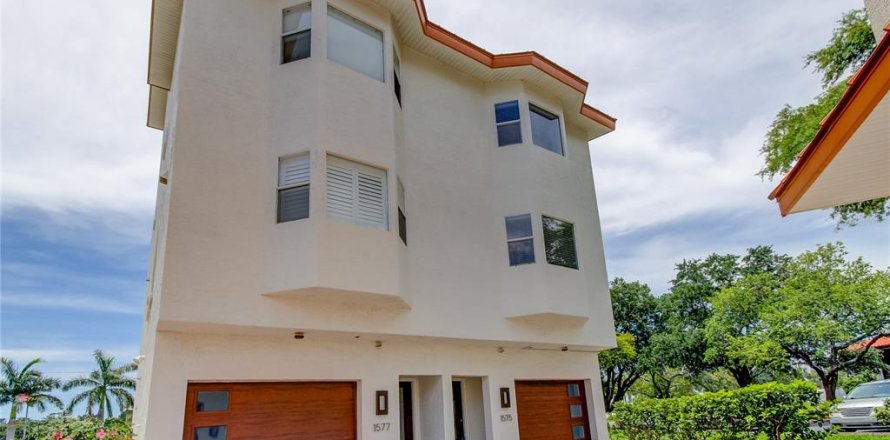 Touwnhouse à Tierra Verde, Floride 3 chambres, 195.09 m2 № 1855970