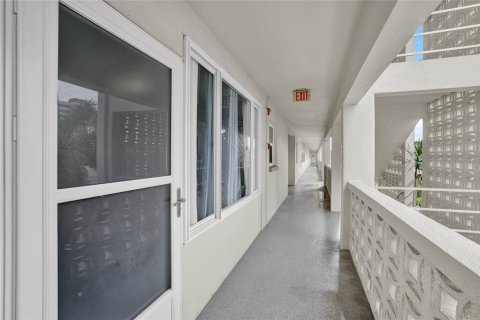 Condo in Saint Petersburg, Florida, 1 bedroom  № 1554884 - photo 9