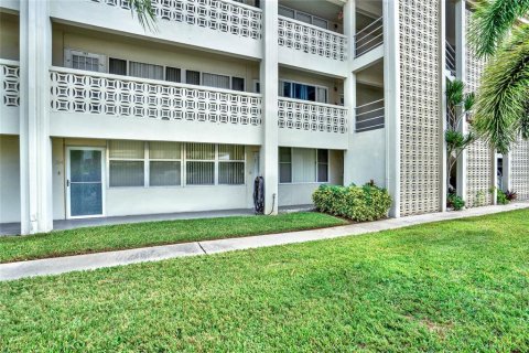 Condo in Saint Petersburg, Florida, 1 bedroom  № 1554884 - photo 3