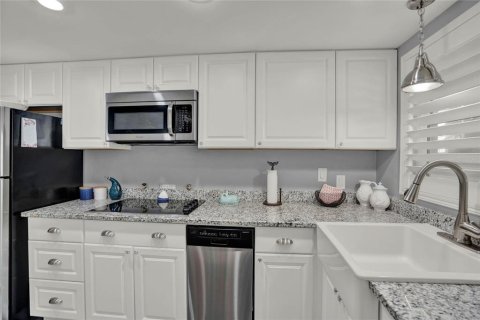 Condo in Saint Petersburg, Florida, 1 bedroom  № 1554884 - photo 27