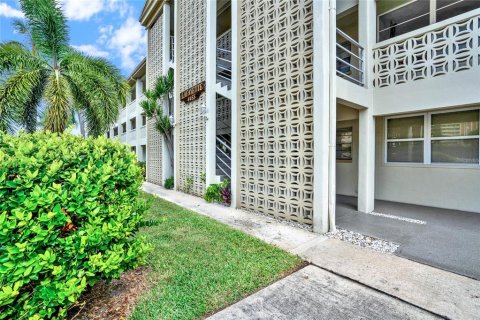 Condo in Saint Petersburg, Florida, 1 bedroom  № 1554884 - photo 2