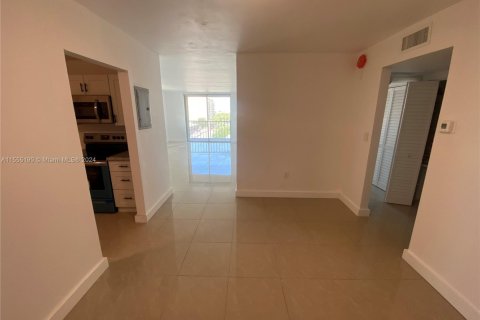 Condominio en venta en North Miami, Florida, 1 dormitorio, 81.57 m2 № 1867608 - foto 4