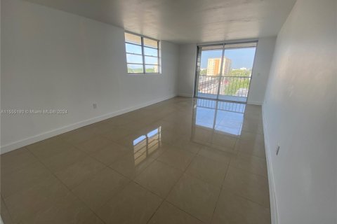 Condominio en venta en North Miami, Florida, 1 dormitorio, 81.57 m2 № 1867608 - foto 2