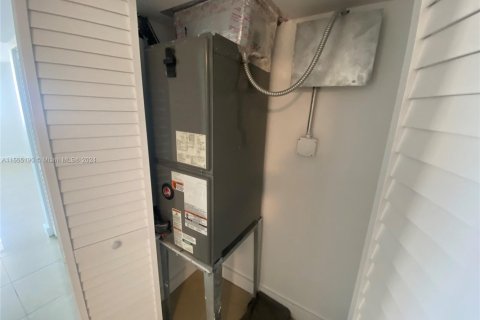 Condominio en venta en North Miami, Florida, 1 dormitorio, 81.57 m2 № 1867608 - foto 5
