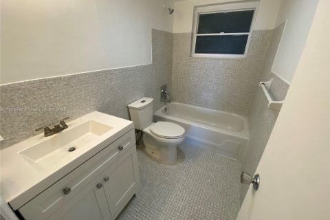 Condominio en venta en North Miami, Florida, 1 dormitorio, 81.57 m2 № 1867608 - foto 11