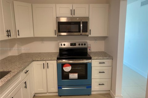 Condominio en venta en North Miami, Florida, 1 dormitorio, 81.57 m2 № 1867608 - foto 22