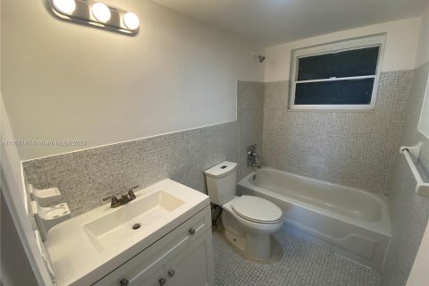 Condominio en venta en North Miami, Florida, 1 dormitorio, 81.57 m2 № 1867608 - foto 12