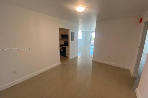 Condominio en venta en North Miami, Florida, 1 dormitorio, 81.57 m2 № 1867608 - foto 3