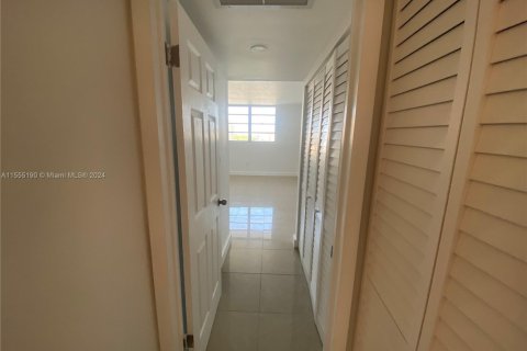 Condominio en venta en North Miami, Florida, 1 dormitorio, 81.57 m2 № 1867608 - foto 10