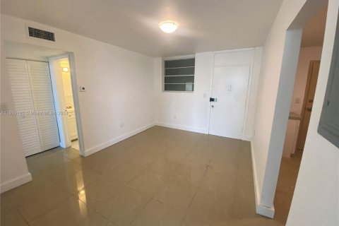 Condominio en venta en North Miami, Florida, 1 dormitorio, 81.57 m2 № 1867608 - foto 19