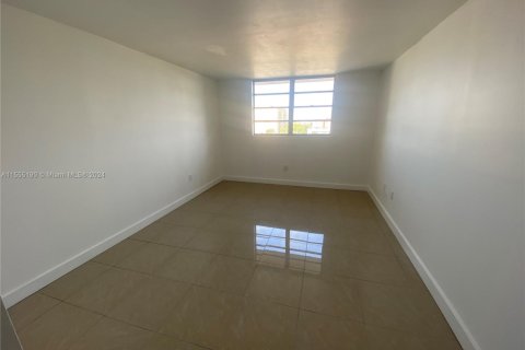 Condominio en venta en North Miami, Florida, 1 dormitorio, 81.57 m2 № 1867608 - foto 6