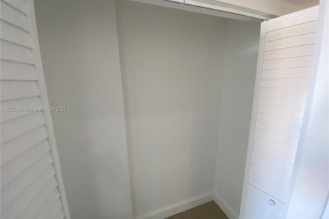 Condominio en venta en North Miami, Florida, 1 dormitorio, 81.57 m2 № 1867608 - foto 8