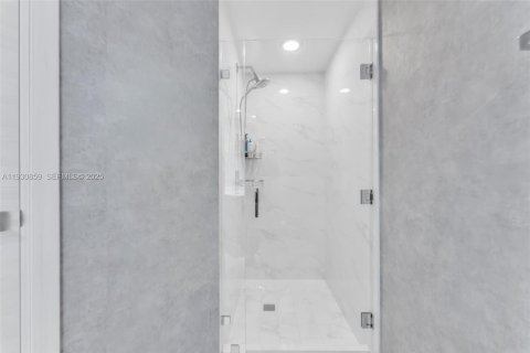 Condo in Miami, Florida, 2 bedrooms № 1989527 - photo 14