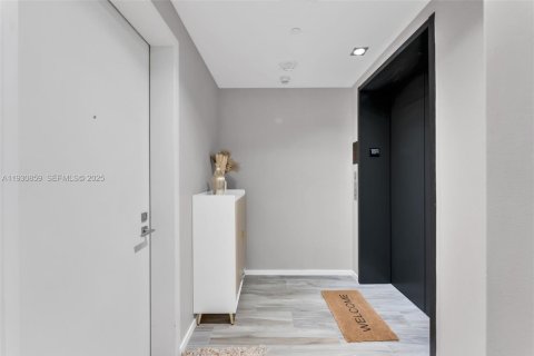 Condo in Miami, Florida, 2 bedrooms № 1989527 - photo 8