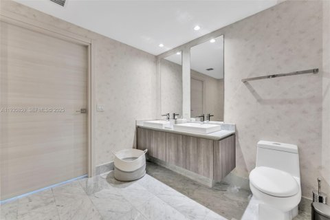 Condo in Miami, Florida, 2 bedrooms № 1989527 - photo 19