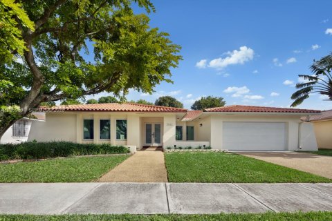 Снять в аренду виллу или дом в Майами, Флорида 4 спальни, 251.77м2, № 2006049 - фото 2