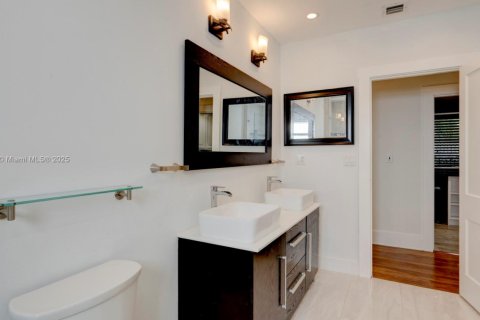 House in Miami, Florida 4 bedrooms, 267.28 sq.m. № 1920183 - photo 26